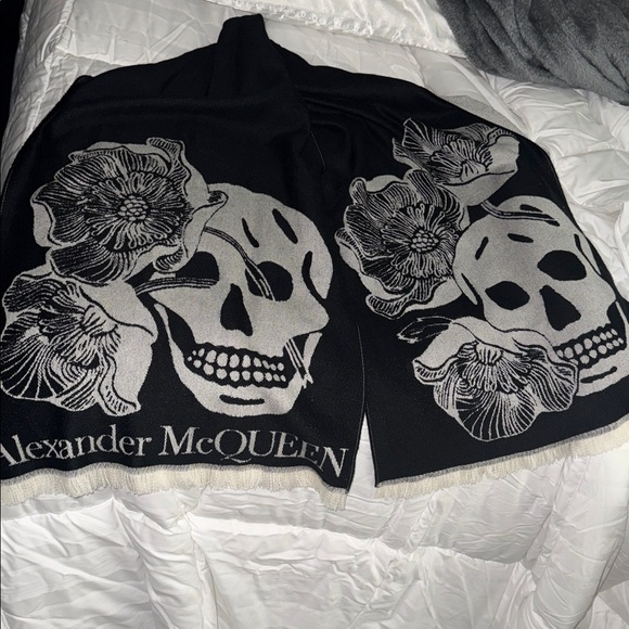 Alexander McQueen Monochrome Skull and Floral Scarf - Picture 7 of 7